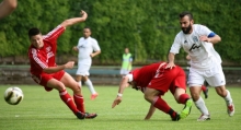 Schon beim Spielaufbau sah sich die SVW Mainz gegen Ertan Ekiz (r.) und seinen SV Gonsenheim in Handlungsnot. Ein geordnetes Angreifen war so natürlich kaum möglich.