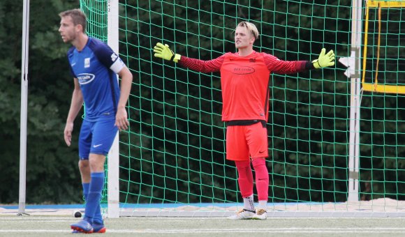 Schott-Torhüter Niklas Reichel hat spätestens nach dem Sieg in Worms eine so breite Brust, dass es schwer werden dürfte, einen Ball daran vorbeizubringen.
