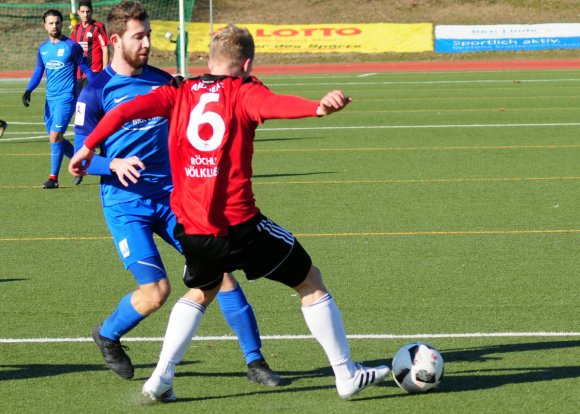 Wird auch in der kommenden Saison das Schott-Trikot tragen: Nicklas Schlosser (l.).