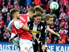 Emil Berggreen und Nico Elvedi (M.) treffen den gegnerischen Kopf, Alexander Hack den Ball, der aber an die Unterseite der Latte fliegt und auf die Linie springt, bevor der Gladbacher Torwart Yann Sommer klären kann.