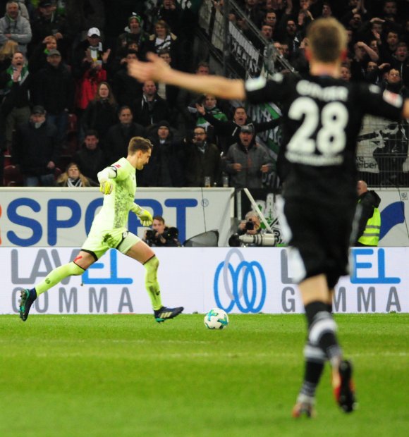 René Adler (l.) zeigte mehrere starke Paraden; seine größte Tat vollbrachte er in der Nachspielzeit weit außerhalb des Strafraums.