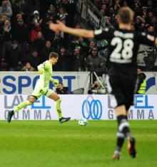 René Adler (l.) zeigte mehrere starke Paraden; seine größte Tat vollbrachte er in der Nachspielzeit weit außerhalb des Strafraums.