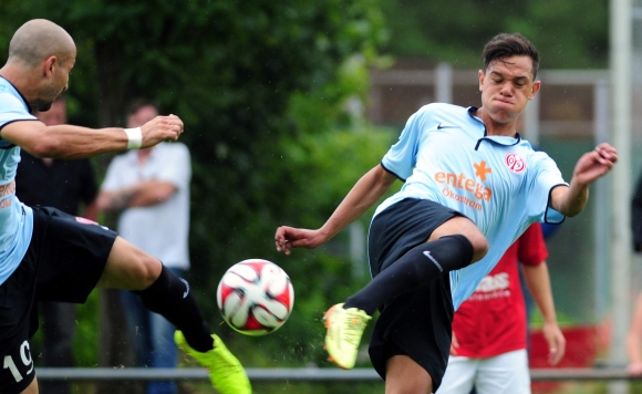Auch die Haltungsnoten im Fußballballett mit Elkin Soto (l.) stimmen bei Devante Parker.