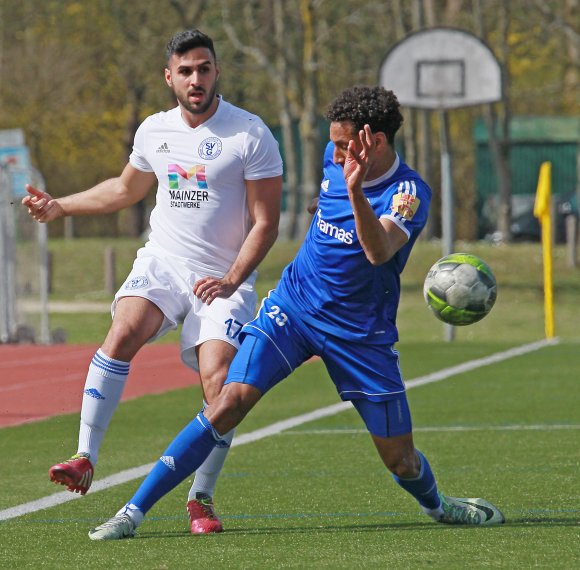 Stefano Pennella (l.) und der SV Gonsenheim waren gegen den FK Pirmasens die bessere Mannschaft
