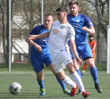 Dem Marienborner Ballverteiler Etienne Portmann (Mitte) galt die besondere Aufmerksamkeit der Fortuna-Defensive (l. Egzon Sula, Pascal Janke).