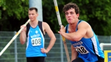 Aus einem soliden Wettkampf ragte vor allem der Stabhochsprung heraus: Christian Kallenberg steigerte sich auf 4,30 Meter. Dominik Renkel (l.) verpasste die DM-Einzelnorm nur um 54 Punkte.