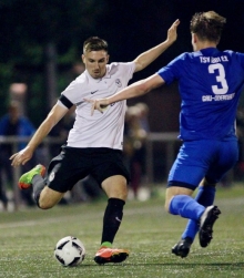 An zwei Treffern in Gau-Odernheim war Norman Loos, hier beim 0:0 im Abendspiel der Hinrunde, beteiligt und erzielte dabei den Siegtreffer für den VfB Bodenheim in der Nachspielzeit.
