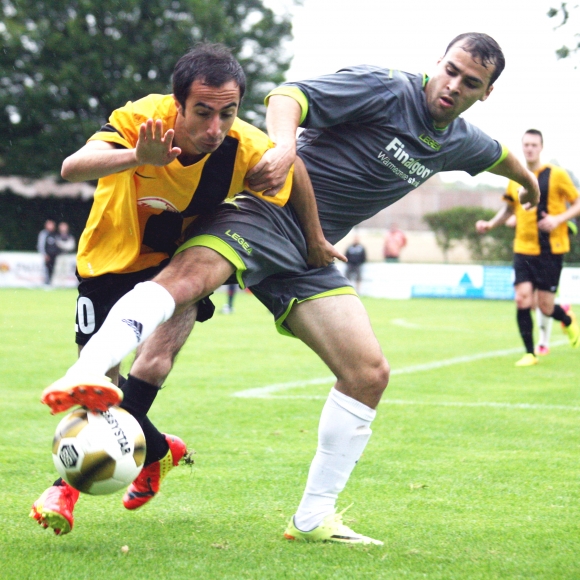 Rege auch im Regen: Der Hechtsheimer Özal Merdanoglu (l.) und der Ingelheimer Idris Hourle kämpfen an der Seitenlinie um den Ball. 
