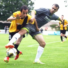 Rege auch im Regen: Der Hechtsheimer Özal Merdanoglu (l.) und der Ingelheimer Idris Hourle kämpfen an der Seitenlinie um den Ball. 