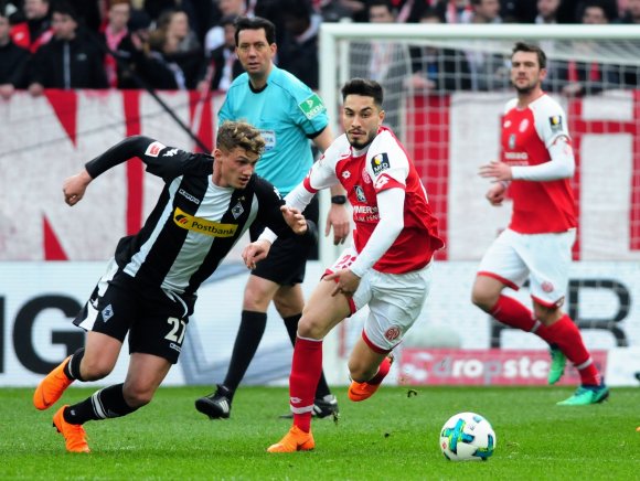 Gegen den SC Freiburg wollen Suar Serdar (vorne rechts) und die 05er mit derselben Intensität zu Werke gehen wie im jüngsten Heimspiel gegen Borussia Mönchengladbach.