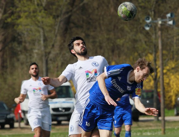 Stefano Pennella (M.) rettete dem SV Gonsenheim in der 90. Minute einen Punkt.