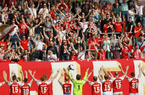 Gute Stimmung herrschte am Samstag auf der Gegengeraden am Bruchweg...