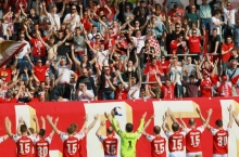 Gute Stimmung herrschte am Samstag auf der Gegengeraden am Bruchweg...