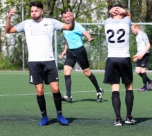 Ist es denn die Möglichkeit? Keine zwei Minuten auf dem Platz, hatte Dominik Sculz (r.) die Riesenchance zum 1:2 vergeben. Auch Denis Mavric (l.) mochte es nicht glauben.