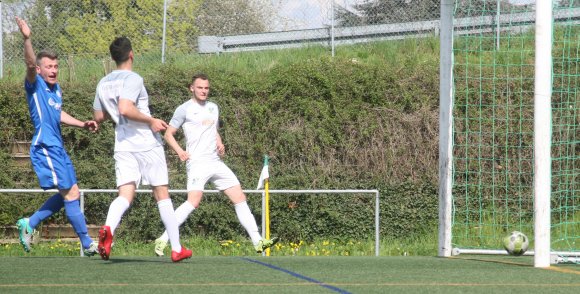 Da kann der Schifferstädter Kapitän Kevin Schimming reklamieren, wie er will: Schon wieder hat Andreas Klapper (hinten) den Ball nach einem zielgerichteten Vorstoß über Etienne Portmann (Mitte) locker eingeschoben. Der Hattrick des Torjägers war mit diesem 5:0 perfekt.