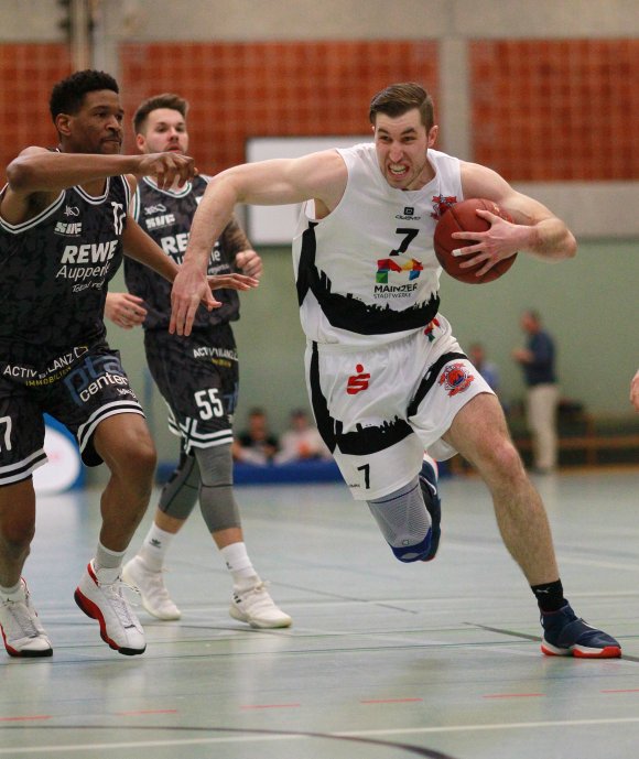 Martin Rönnbergs Miene sagte alles: Die ASC-Basketballer waren wild entschlossen, ihr Heimspiel gegen den SV Fellbach zu gewinnen.