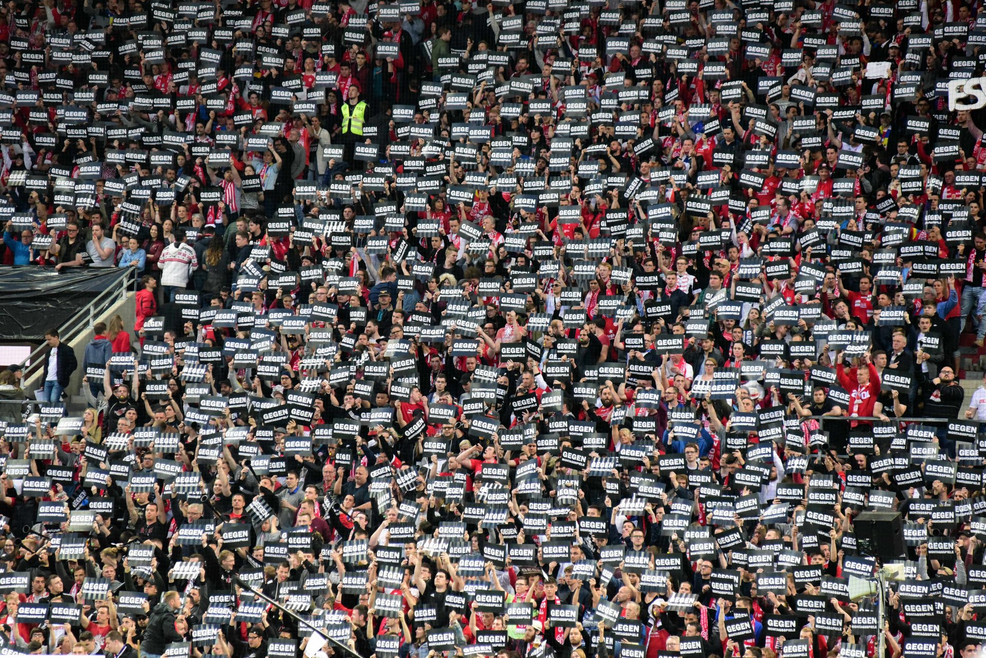 Pablo De Blasis‘ zweiter Treffer war die Vorentscheidung im Bundesligaspiel des FSV Mainz 05 gegen den SC Freiburg im ersten Montagsspiel in der Erstligageschichte des Klubs, gegen das die Fans nicht nur mit Papptafeln…