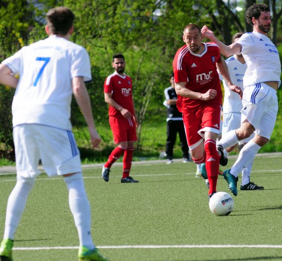 Frank Egger (am Ball) gehört zu den unermüdlichen Kämpfern bei Türkgücü Mainz. Gegen die SpVgg Essenheim vermochte aber auch er die Heimpleite nicht zu verhindern.