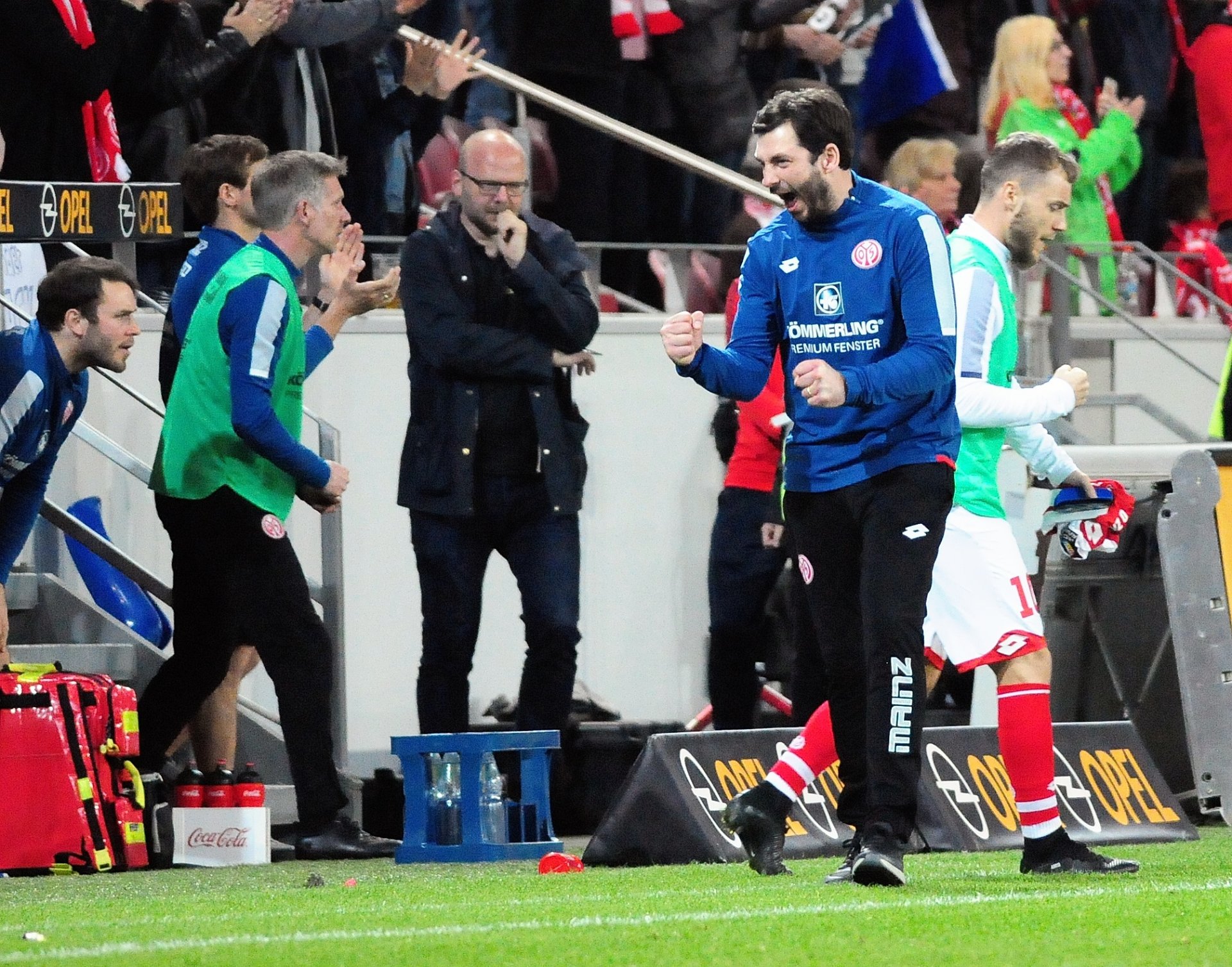 Geschafft: Sandro Schwarz bejubelt den Sieg seiner Mannschaft, die damit den Relegationsplatz verlassen hat...