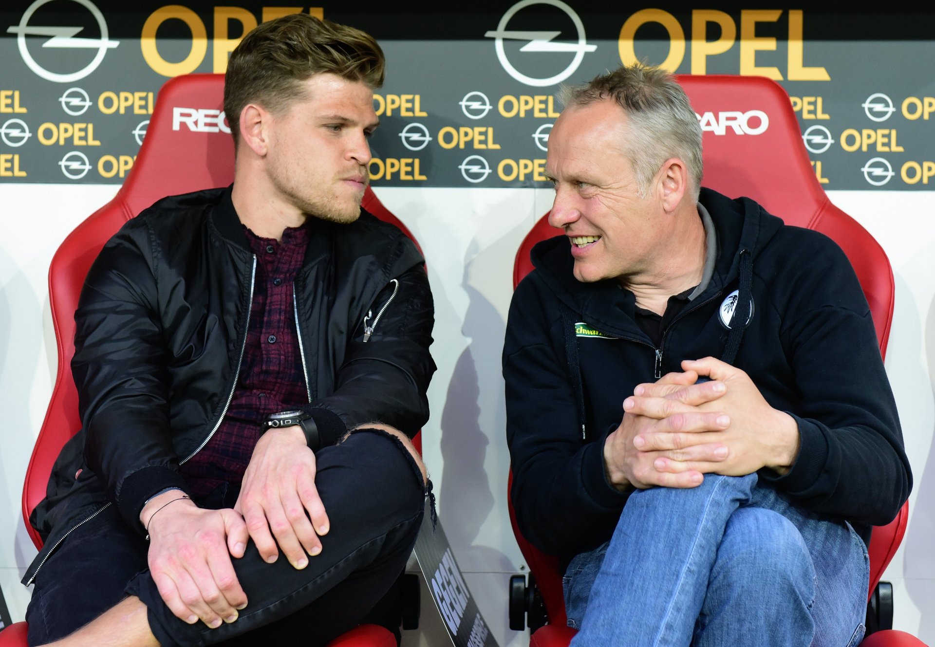 ...auf dem jetzt der Freiburger Trainer Christian Streich (hier neben seinem verletzten Stürmer, dem Ex-05er Florian Niederlechner) mit seinem Team sitzt.