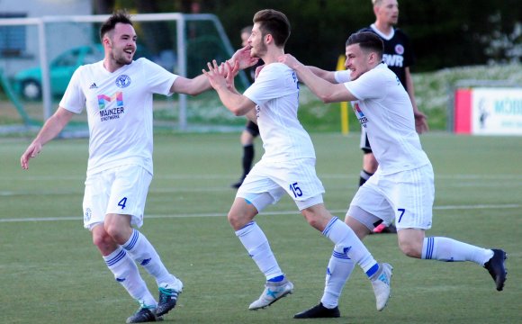 Solche Szenen trugen sich am Mittwochabend siebenmal zu. Hier freuen sich Marc Beck (l.) und Damir Bektasevic (r.) mit Luigi Canizzo über dessen Treffer zum 2:0.