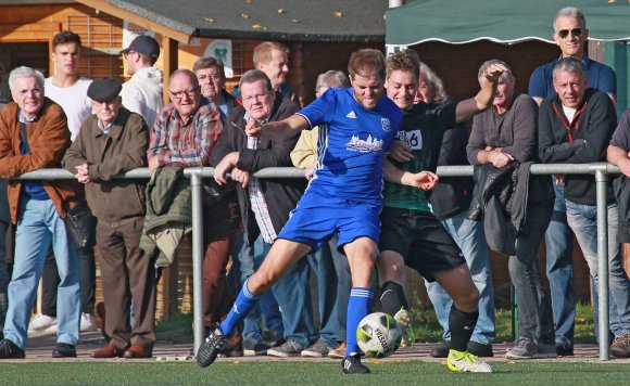 Dennis Ohlef (l.) und Nikolas Putzker im Duell der Verteidiger in der Hinrundenbegegnung zwischen der TuS Marienborn und der TSG Bretzenheim 46, die die Gastgeber nach einer 3:0-Führung nur knapp mit 3:2 für sich entschieden.