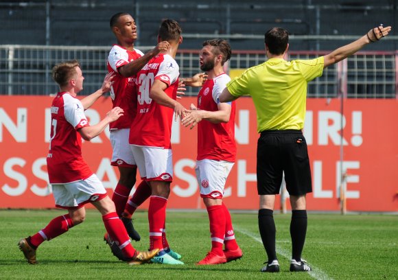 Der Dank der Kollegen war Heinz Mörschel (M.) nach dem 1:0 gewiss...