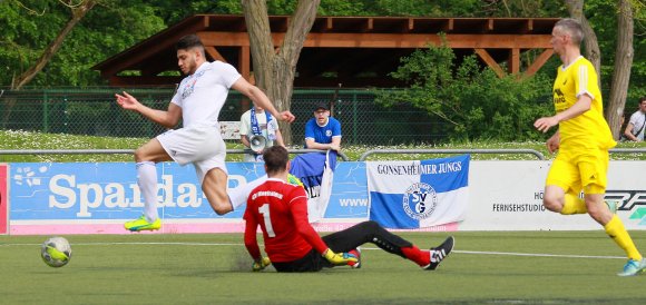 Khaled Abou Daya legt den Ball an Thorsten Hodel vorbei...