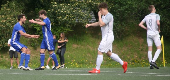 Das Erfolgsduo feiert, die Gäste sind verschnupft: Vorlagengeber Fynn Pierrets (l.) und Torschütze Toni Quint Vila bejubeln das 2:1, Joshua Klüber und Moritz Freisler (r.) sind bedient.