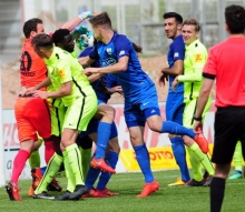 Gewühl vor dem Saarbrücker Tor. Am Ende dieser Szene aber liegt Keeper Ricco Cymer am Boden und begräbt den Ball unter sich.