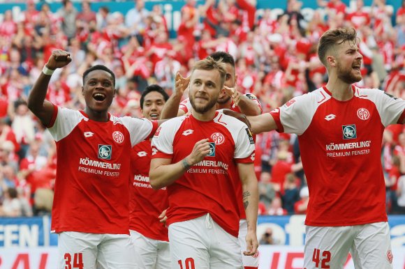 Bejubeln die Vorentscheidung: Ridle Baku, Yoshinori Muto, Alexandru Maxim, Gerrit Holtmann und Alexander Hack nach Maxims Treffer zum 2:0.