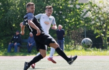 Der Bodenheimer Manuel Wein (l.) hat das Nachsehen, als Lukas Harden eine Flanke von der rechten Seite volley ins lange Eck zur 2:0-Führung der TuS Marienborn einschießt.
