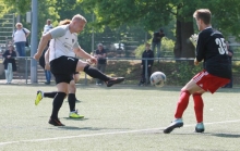 Der Mombacher Hoffnungsschuss: Kevin Frey gleicht im Spiel gegen die TSG Bretzenheim 46 zum 1:1 aus...
