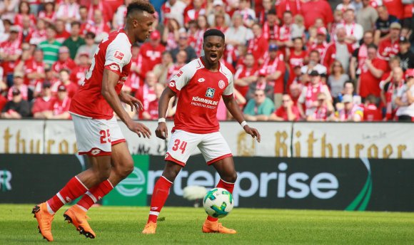 Manch einer hätte Ridle Baku (r.) schon zur Halbzeit ausgewechselt. Etwas vorschnell, wie sich zeigen sollte.