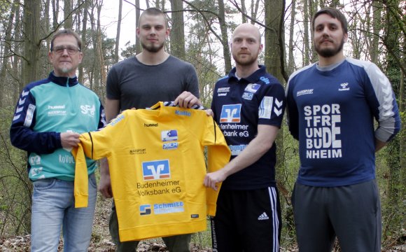 Lange Ärmel: ganz klar, ein Torwarttrikot. Das wird Karim Ketelaer (2.v.l.) künftig tragen und mit Christian Kosel und Jannis Werner um den Platz zwischen den Pfosten kämpfen. Abteilungsleiter Gerhard Mussenbrock (l.), Männerwart Fabian Vollmar (r.) und ntürlich auch der neue Trainer der Oberligamannschaft, Volker Schuster, freuen sich über den bereits zweiten Neuzugang aus Bingen.