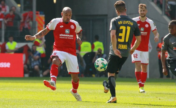 Routinier und Coach seiner Nebenleute: Nigel de Jong (l.) darf nach der überzeugenden Leistung gegen RB Leipzig auch auf einen Einsatz in Dortmund hoffen.