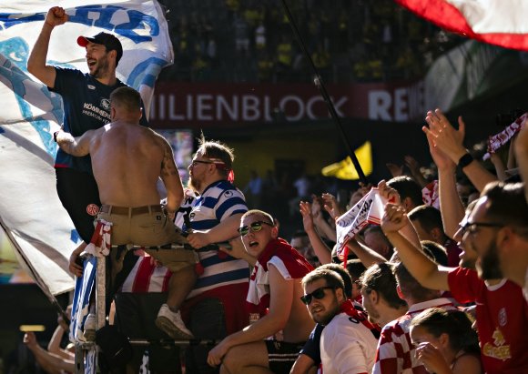 In der Liga dringeblieben und den Zaun hochgekommen: Besser hätte der Tag in Dortmund für Sandro Schwarz  nicht laufen können.