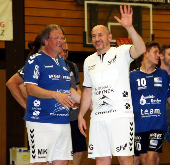 Abschied von der Waldsporthalle: Thomas Gölzenleuchter, sonst beim Dank ans Publiklum nach den Partien nicht im Pulk de Spieler zu finden, winkt den Budenheimer Fans nach seiner letzten Partie zu.