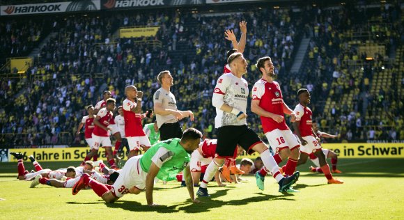 Ob laufend, hüpfend oder rutschend: Gemeinsam feierten die 05-Profis mit ihren Fans in Dortmund den Klassenverbleib.
