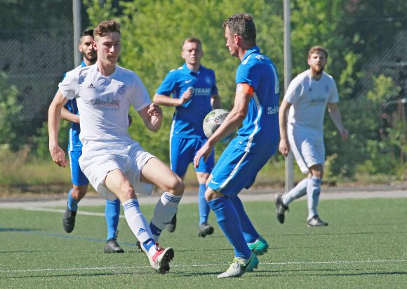 Nachwuchsmann Marco Rothenburger kam zu seinem dritten Landesligaeinsatz in Serie, nach seinem 90 Minuten im vorigen Spiel bei Fortuna Mombach nun als Ersatzmann für den früh ausgefallenen Fynn Pierrets. Er legte Jonas Gangl den Siegtreffer auf. |