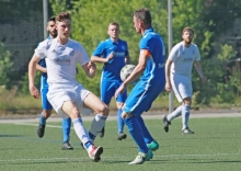 Nachwuchsmann Marco Rothenburger kam zu seinem dritten Landesligaeinsatz in Serie, nach seinem 90 Minuten im vorigen Spiel bei Fortuna Mombach nun als Ersatzmann für den früh ausgefallenen Fynn Pierrets. Er legte Jonas Gangl den Siegtreffer auf. |