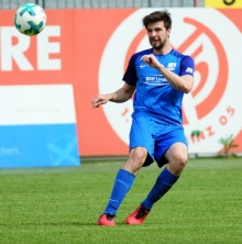 Im Zeichen des 05-Logos wollen Jonas Raltschitsch und der TSV Schott zum Abschluss der Regionalligasaison den OFC schlagen.