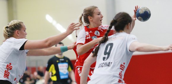 Schon die vorige Runde schloss die FSG Mainz 05/Budenheim (Mitte: Andrea Bonk) zu Hause gegen die Buchholzer Handballerinnen ab. Damals klappte es sogar mit einem Erfolgserlebnis.