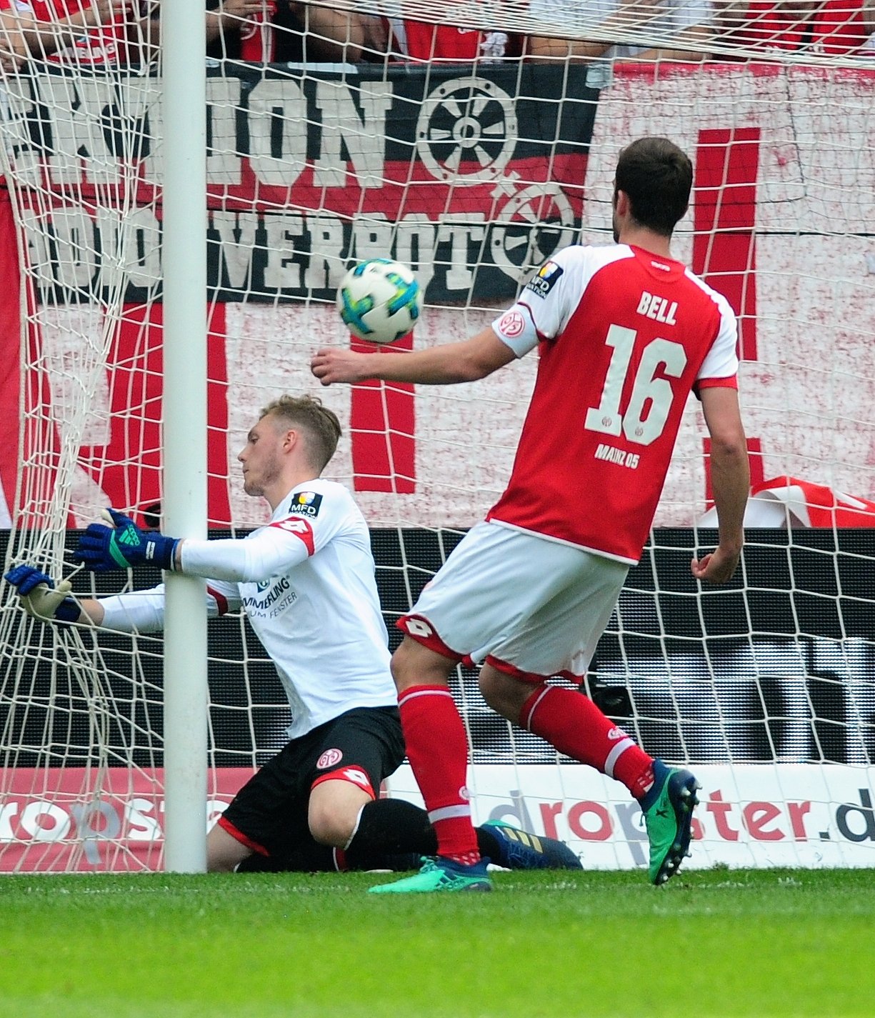 Zweimal standen am langen Pfosten Bremer ganz frei; in dieser Szene erzielte Theodor Gebre Selassie das 1:2.
