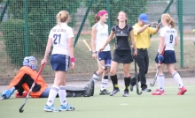 Noch'n Treffer: Der Gegner stöhnt, der TSV Schott registriert sein nächstes von 15 Toren gegen den TV Alzey fast gelangweilt. Nun folgt mit den Aufstiegsspielen gegen die TGS Vorwärts Frankfurt für die Mainzer Hockeyfrauen allerdings eine größere Herausforderung.