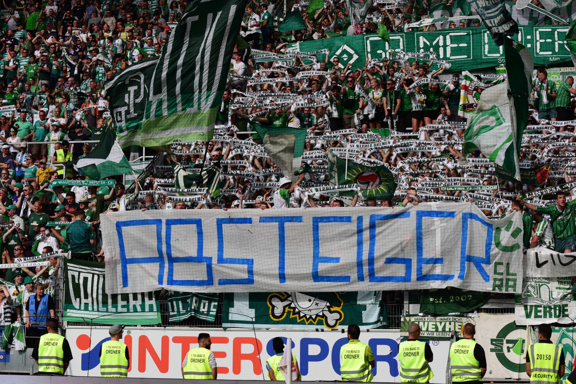 ...und die Freude der Zuschauer über den Abstieg des Hamburger SV war mehrheitsfähig.