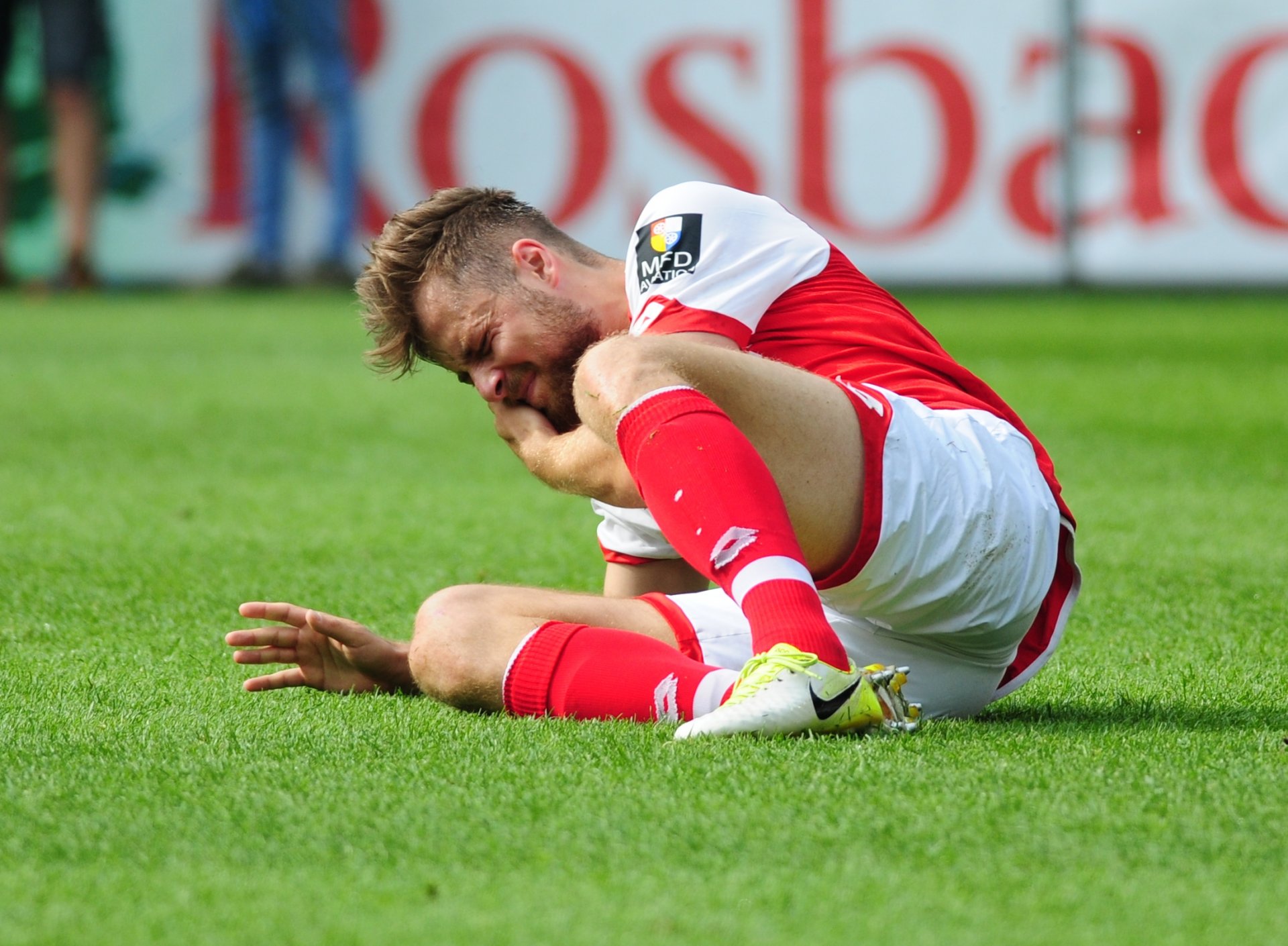 Alexander Hack bekam einen nicht geahndeten Ellbogenschlag ins Gesicht...