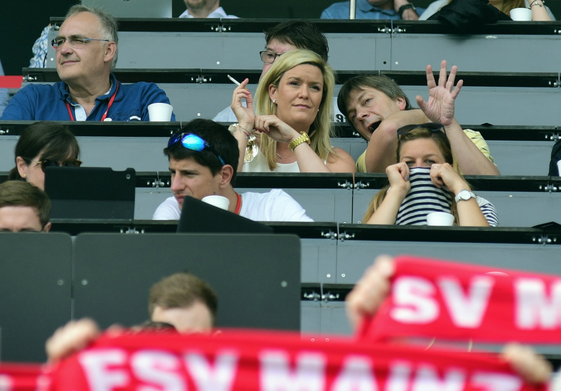 ...und "Bild"-Journalist Peter Mouffarege erklärte 05-Pressefrau Silke Bannick, wie schlimm es ist, wegen eine dicken Backe nicht reden zu können.