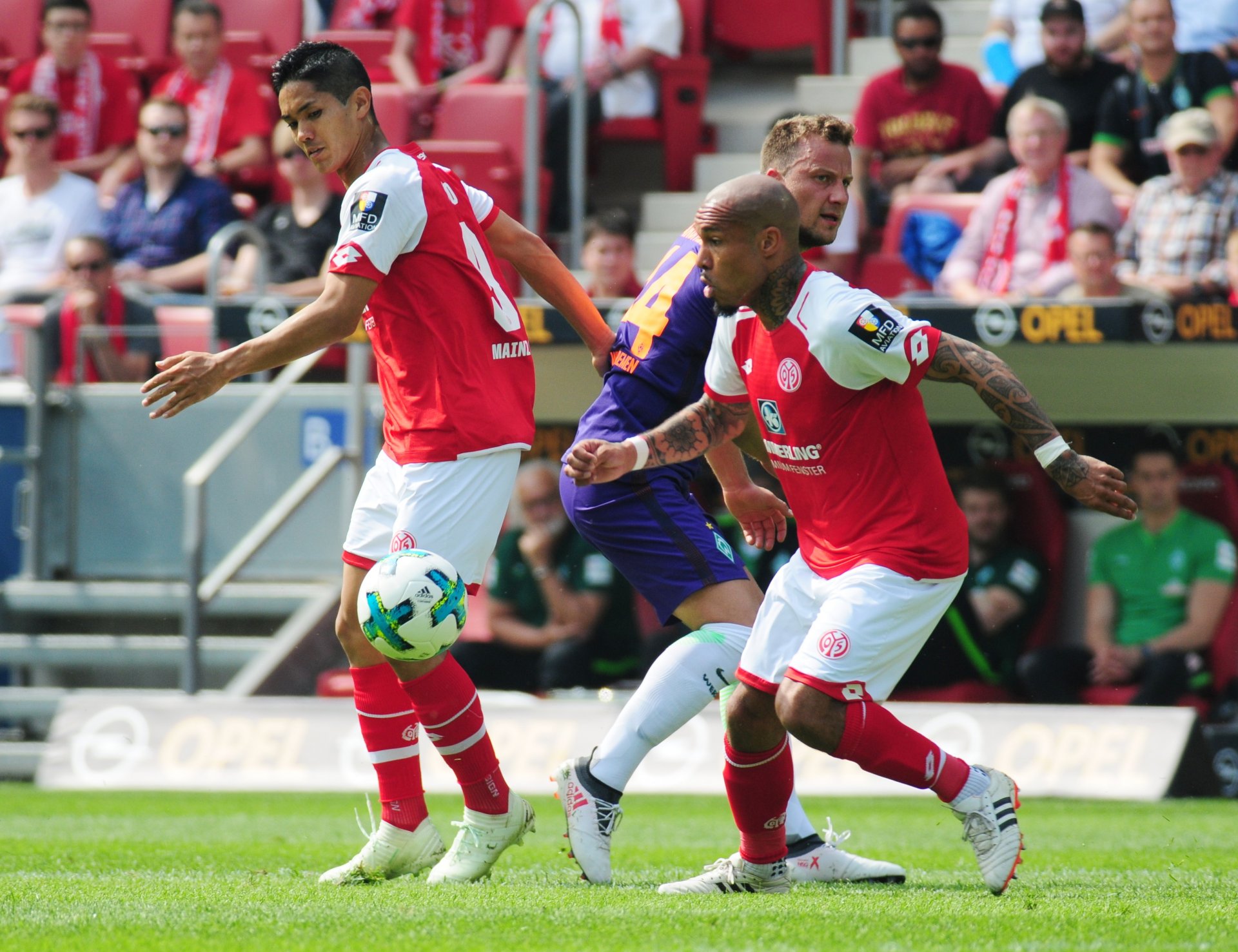 Während Yoshinori Muto (l.) im Sommer nach England wechseln will, würde Nigel de Jong gerne in Mainz bleiben.
