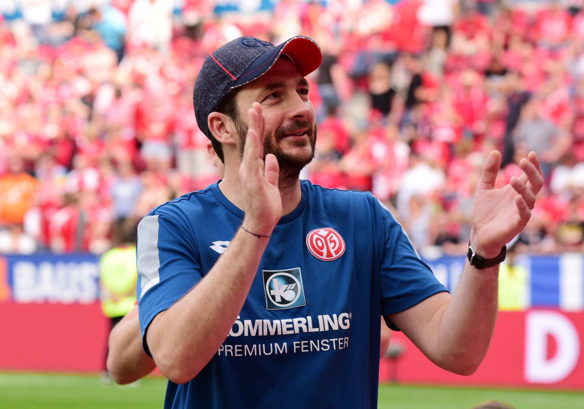 Nach dem Schlusspfiff applaudierte Trainer Sandro Schwarz den Fans...